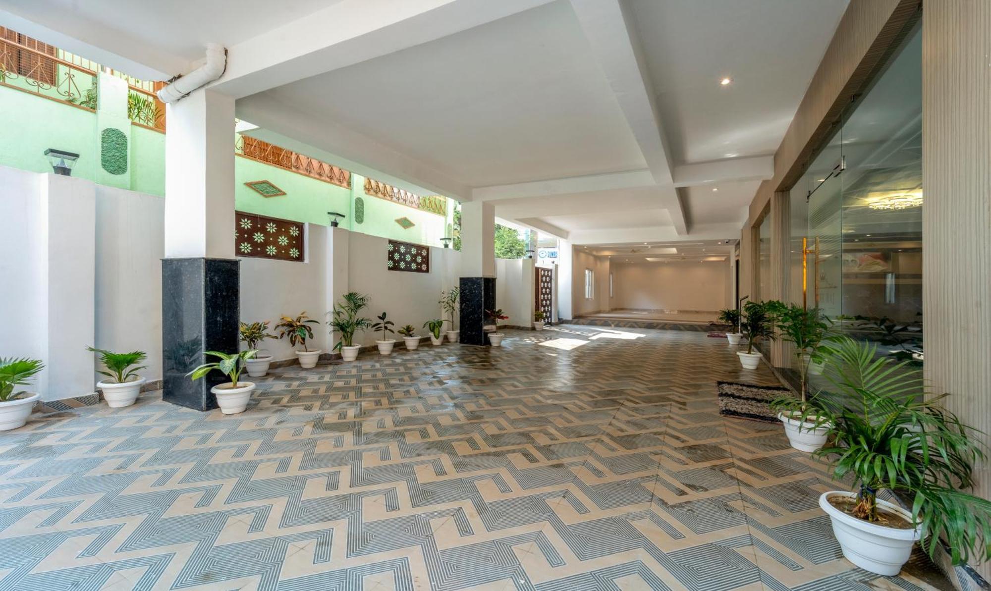 Treebo Raj Palace Varanasi Bagian luar foto