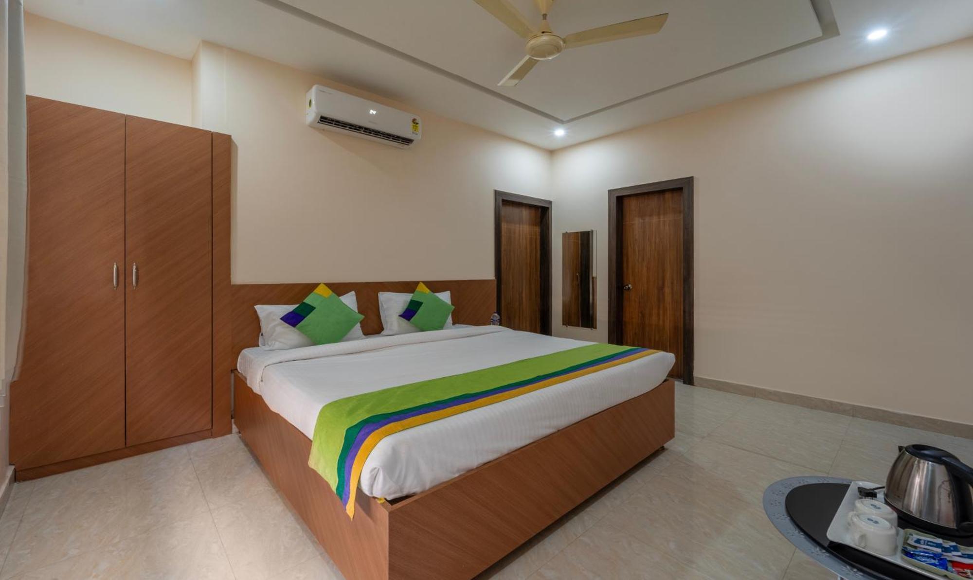 Treebo Raj Palace Varanasi Bagian luar foto