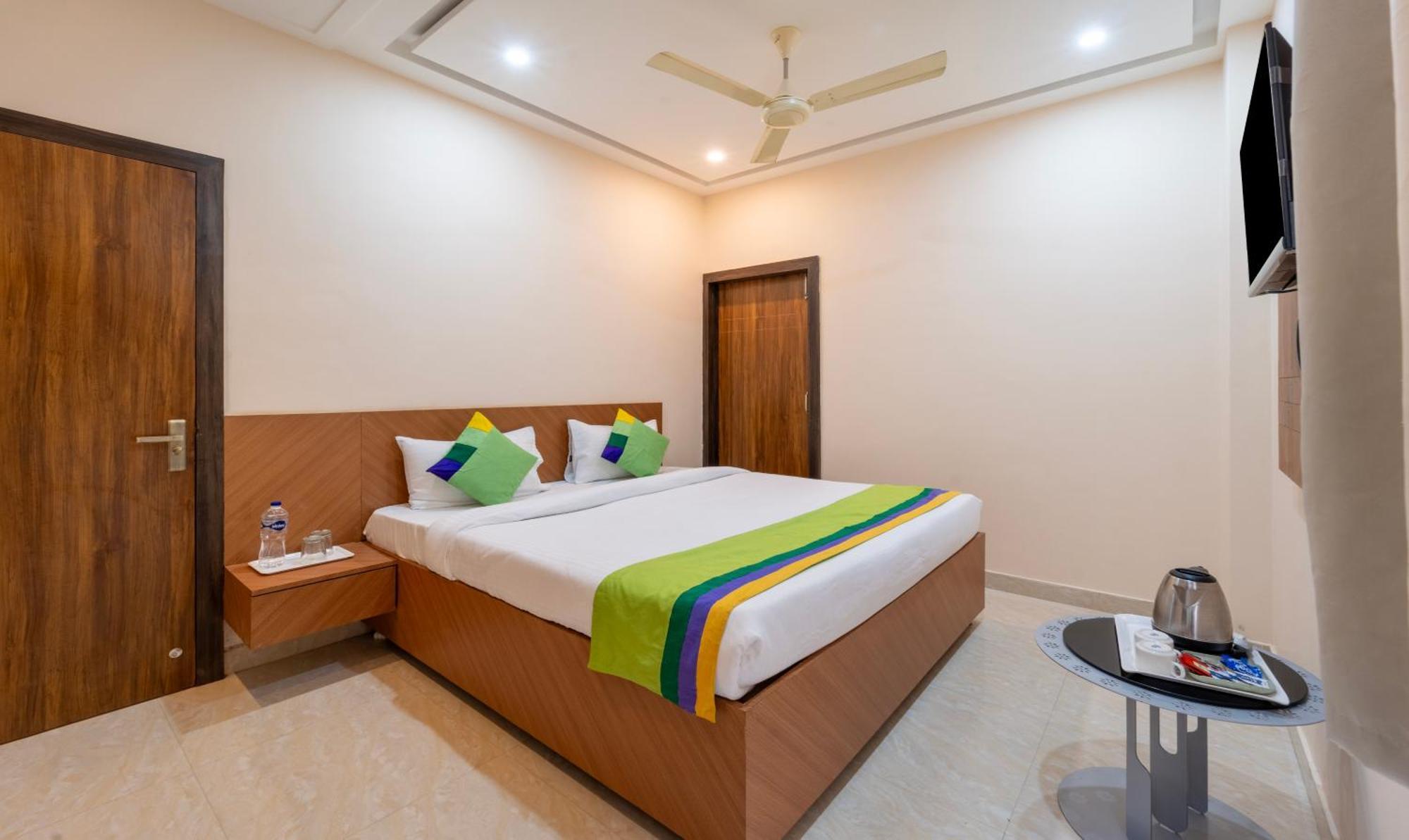Treebo Raj Palace Varanasi Bagian luar foto